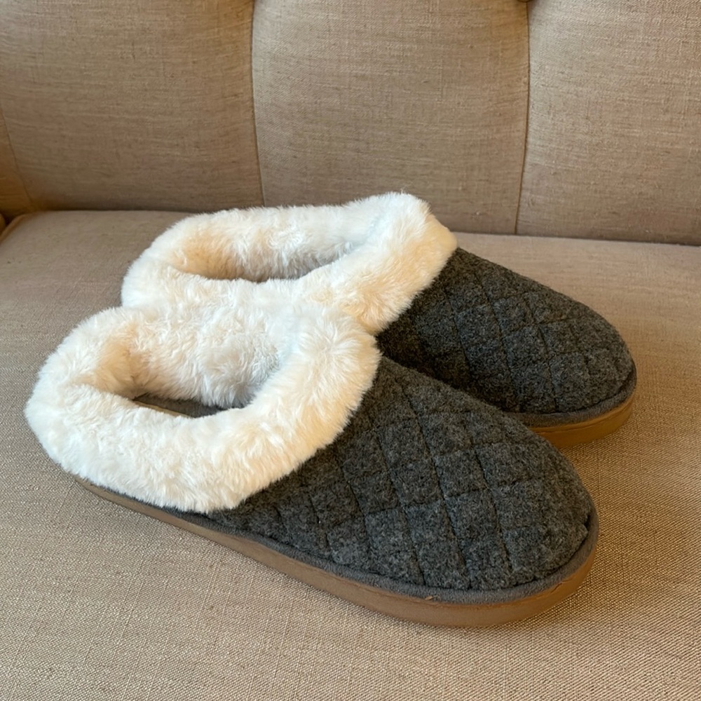 Dearforms Grey Quilted slippers.   New without tags   Size Large (9-10)